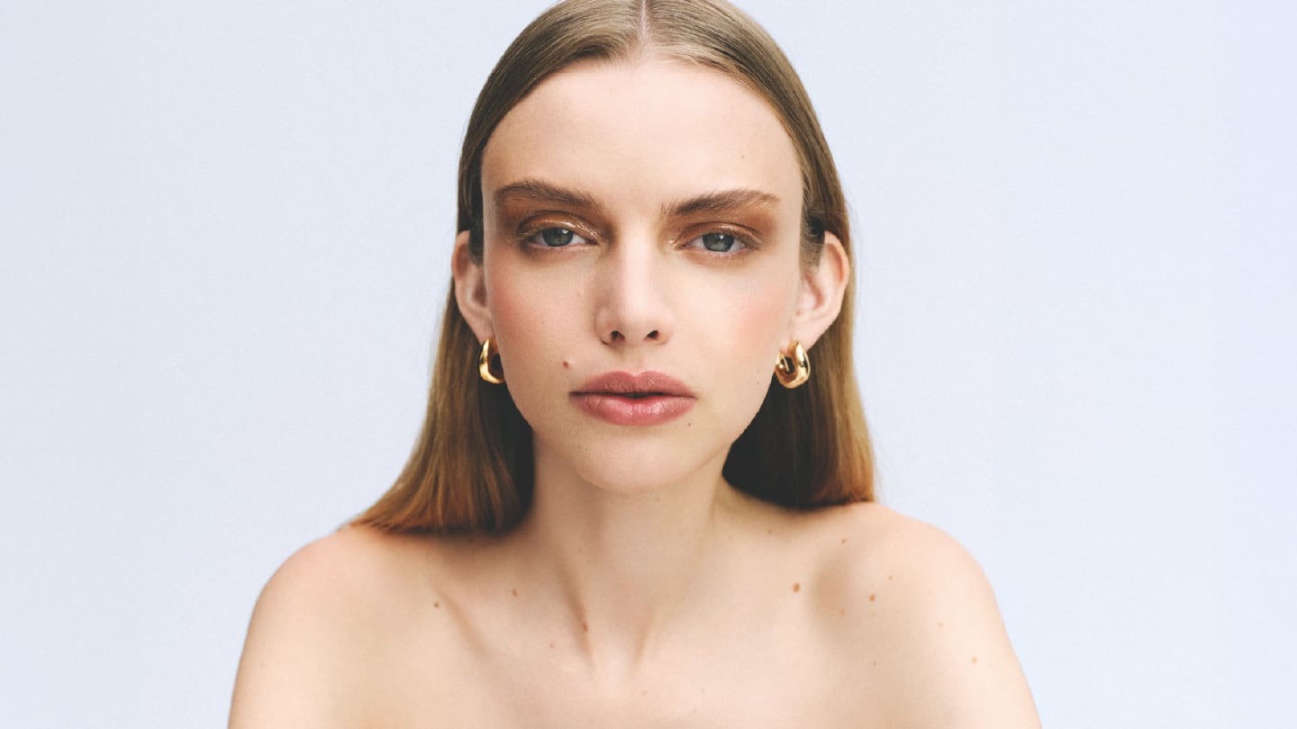 Image of a model with beauty pouch